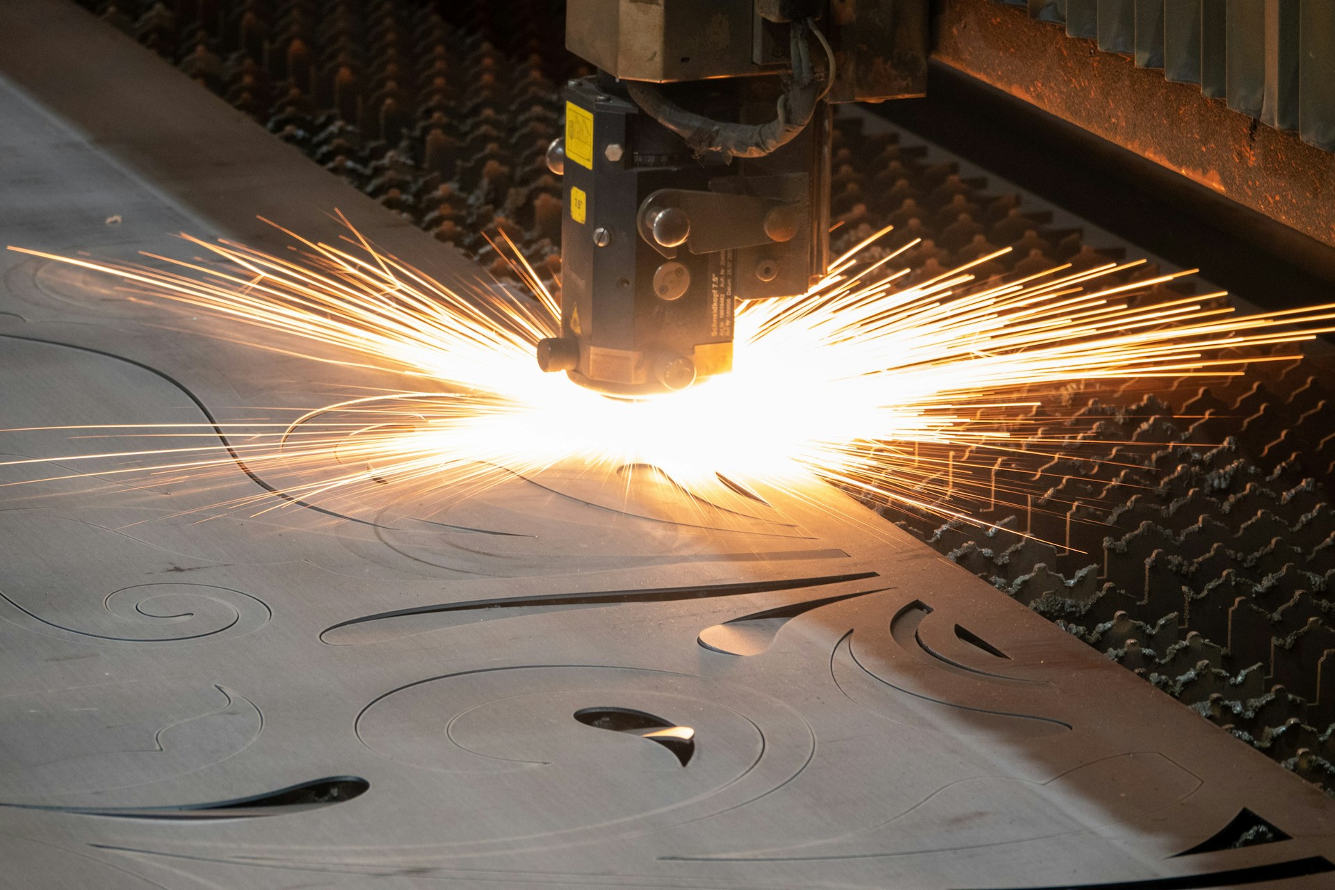 Laserschneiden bzw. Laserschweißen von Blech. Auch solche starken Laser fallen unter "Class 4" und benötigen Laserschutzglas Klasse 4