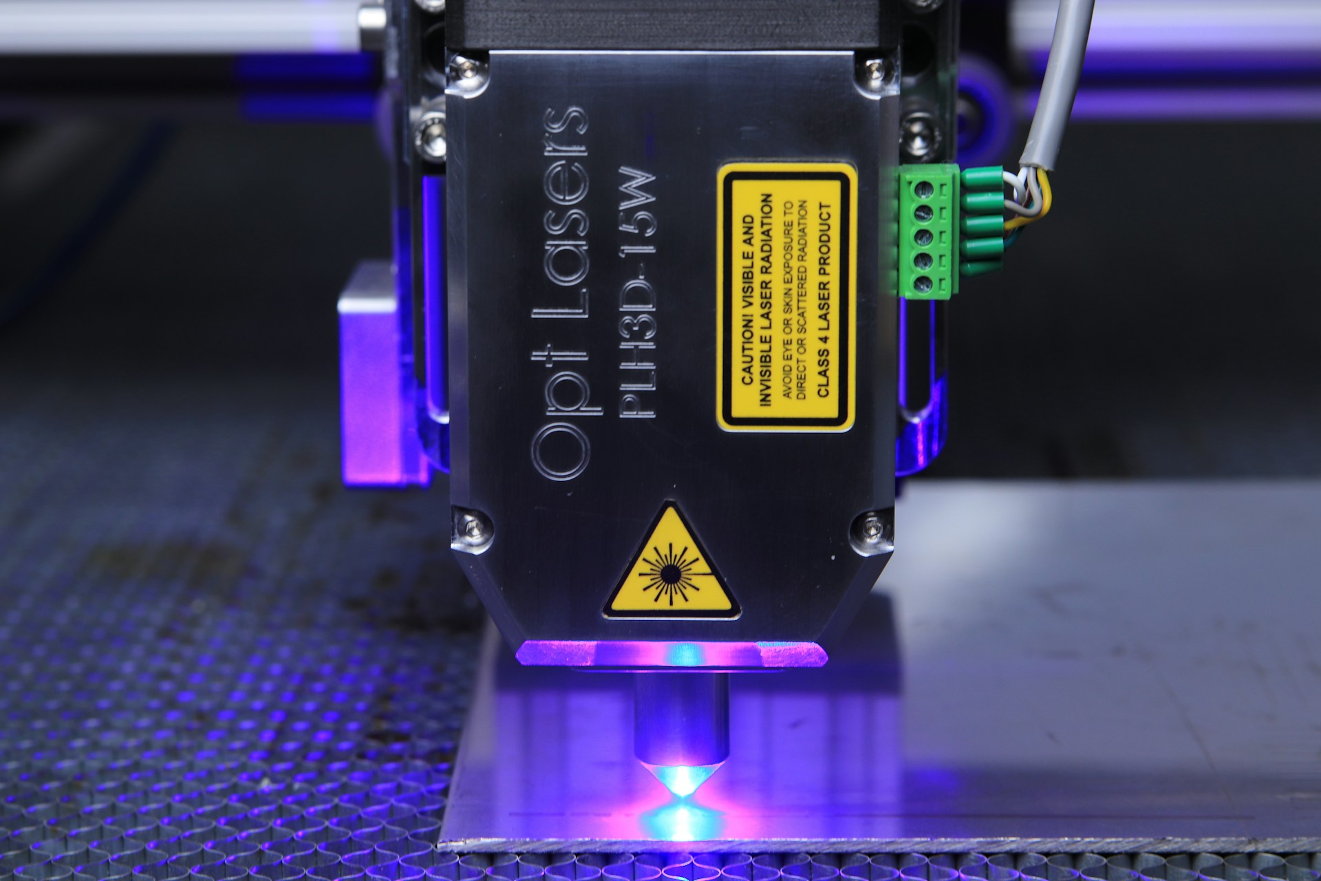 LA Isolierglas: Laserschutzfenster mit Laserschutz-Rollo